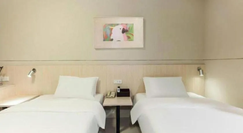 Bed in Jinjiang Inn Huizhou Xihu Lake Shuidong Street River View