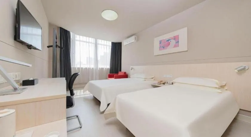 Bed in Jinjiang Inn Huizhou Xihu Lake Shuidong Street River View