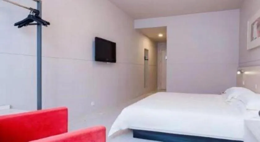 Bed in Jinjiang Inn Huizhou Xihu Lake Shuidong Street River View