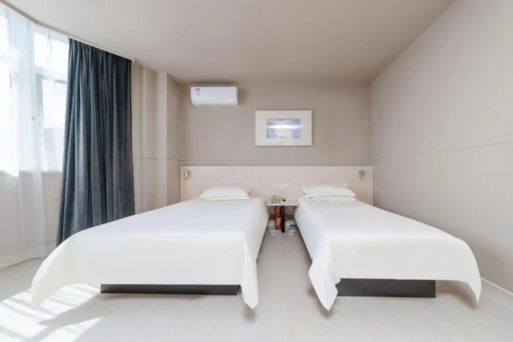 Bed in Jinjiang Inn Huizhou Xihu Lake Shuidong Street River View