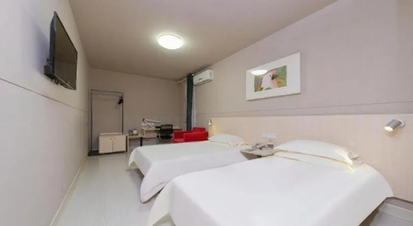 Bed in Jinjiang Inn Huizhou Xihu Lake Shuidong Street River View