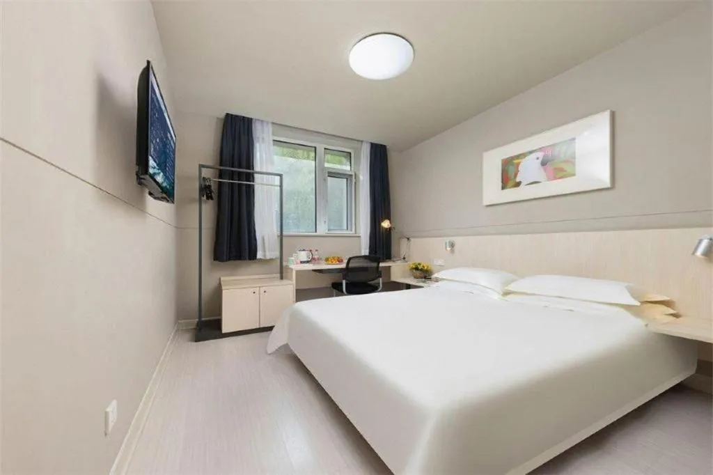 Bed in Jinjiang Inn Huizhou Xihu Lake Shuidong Street River View