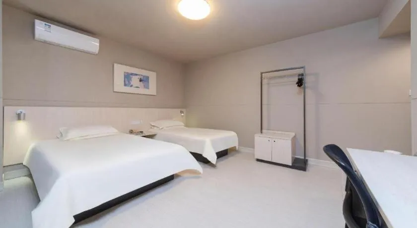 Bed in Jinjiang Inn Huizhou Xihu Lake Shuidong Street River View