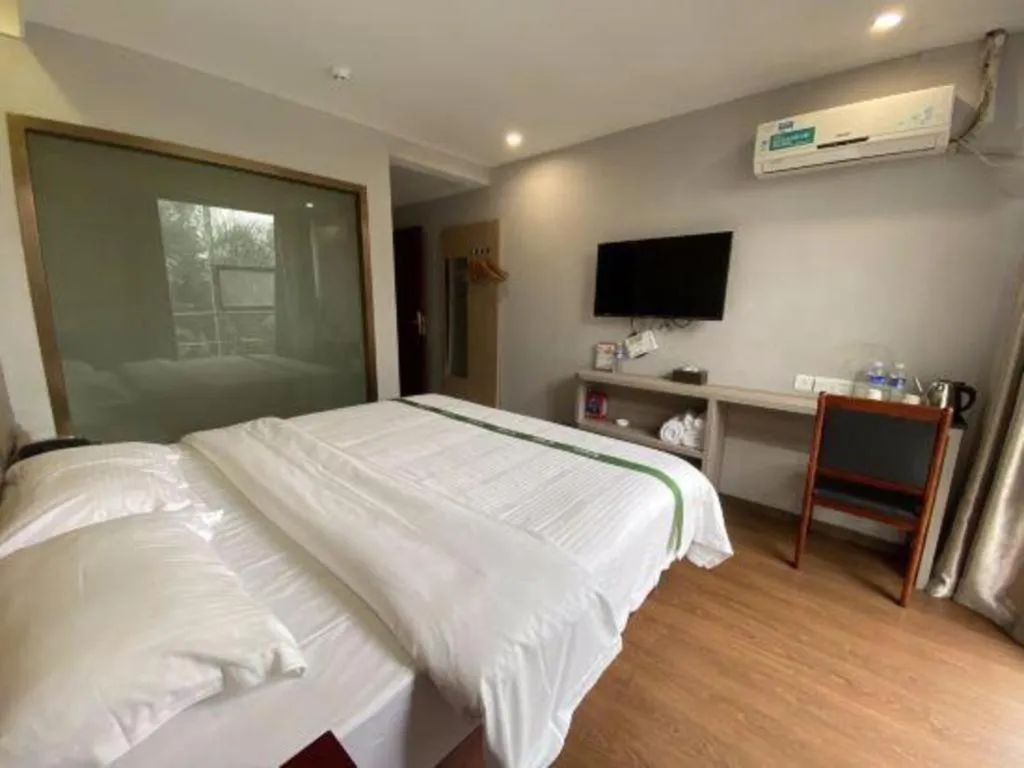 Bed in GreenTree Inn Shenzhen Guanggang Port Futian South Road Express Hotel
