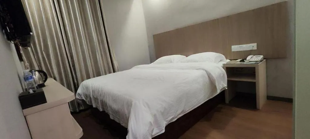 Bed in GreenTree Inn Shenzhen Guanggang Port Futian South Road Express Hotel