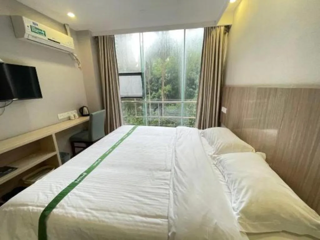Bed in GreenTree Inn Shenzhen Guanggang Port Futian South Road Express Hotel
