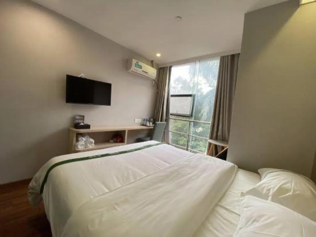 Bed in GreenTree Inn Shenzhen Guanggang Port Futian South Road Express Hotel