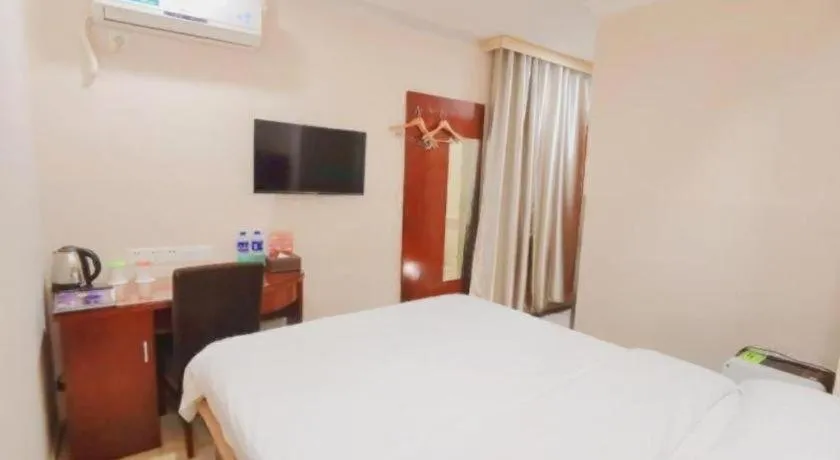 Bed in GreenTree Inn Shenzhen Guanggang Port Futian South Road Express Hotel