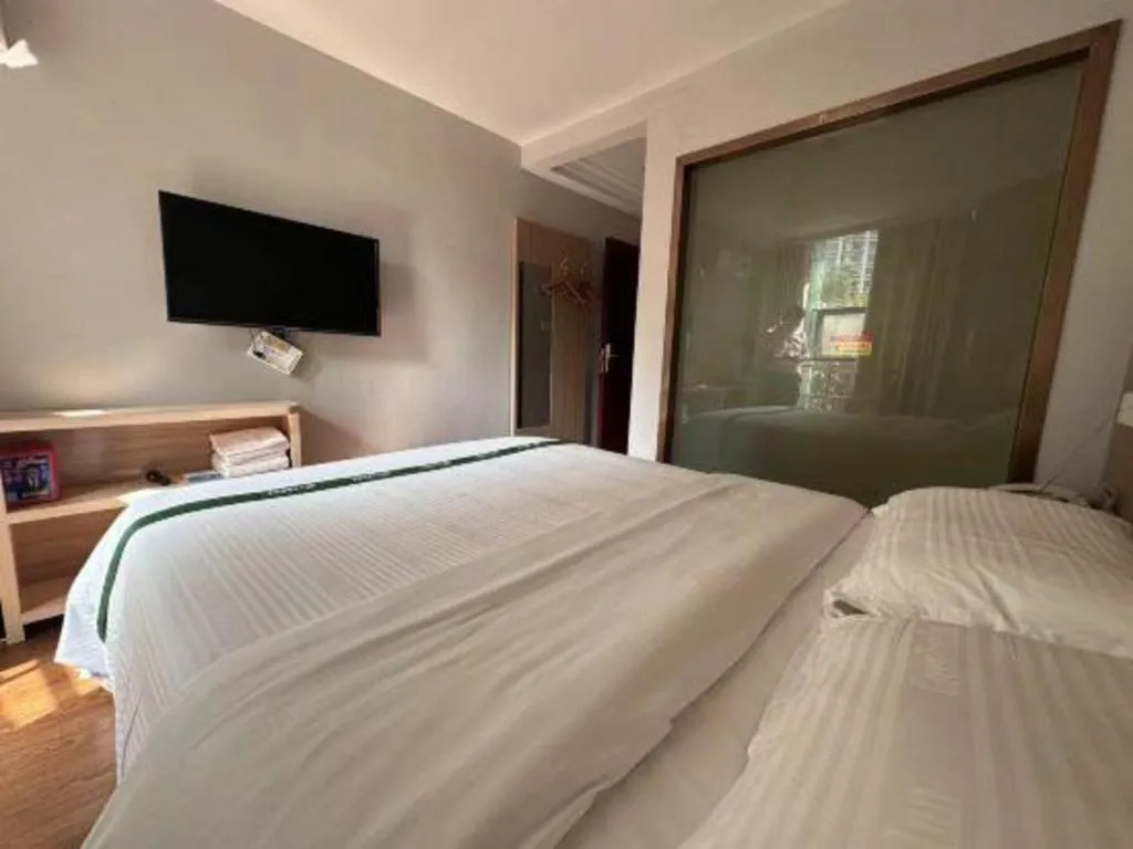 Bed in GreenTree Inn Shenzhen Guanggang Port Futian South Road Express Hotel