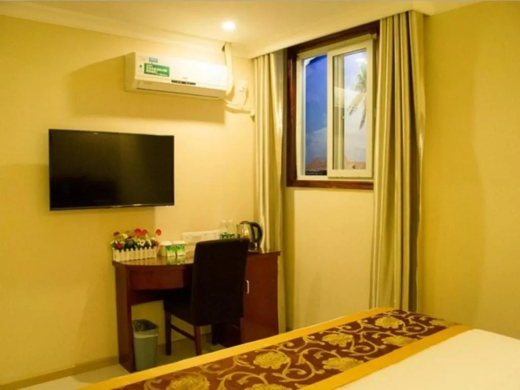 Bed in GreenTree Inn Shenzhen Guanggang Port Futian South Road Express Hotel