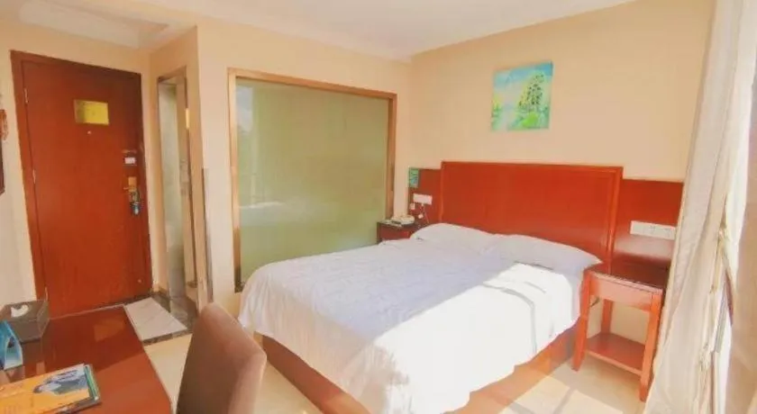 Bed in GreenTree Inn Shenzhen Guanggang Port Futian South Road Express Hotel