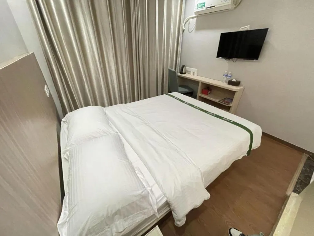 Bed in GreenTree Inn Shenzhen Guanggang Port Futian South Road Express Hotel