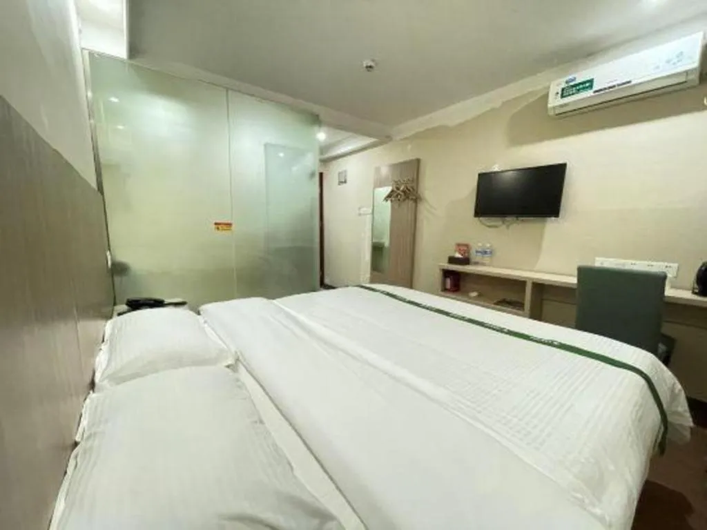 Bed in GreenTree Inn Shenzhen Guanggang Port Futian South Road Express Hotel