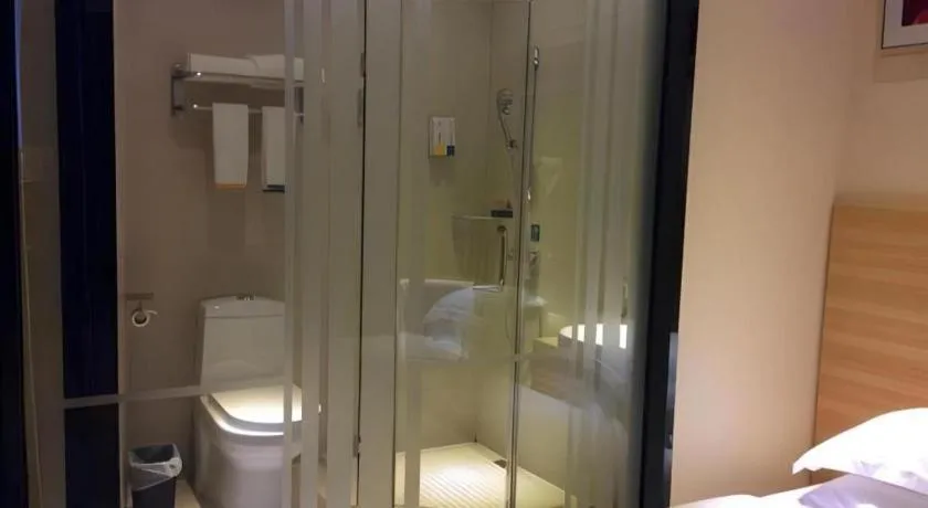 Bed in City Comfort Inn Guangzhou Tiyu West Road Metro Station