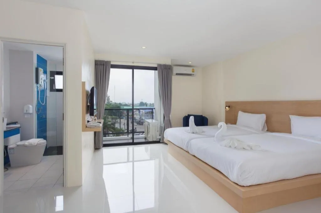 Bed in Le Park Hotel