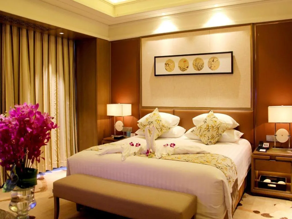 Bed in New Century Grand Hotel Hangzhou Zheshang