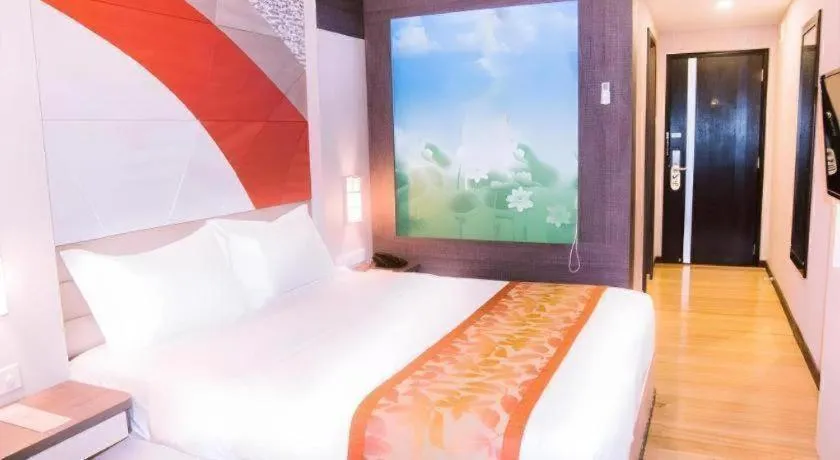 Bed in The Golden Bay Hotel Batam