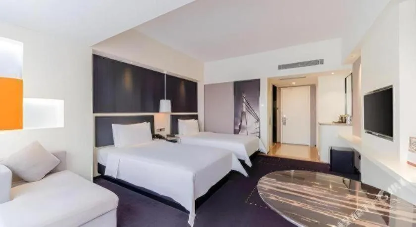 Bed in Aishang Hotel (Lecong Furniture Mall, Foshan)