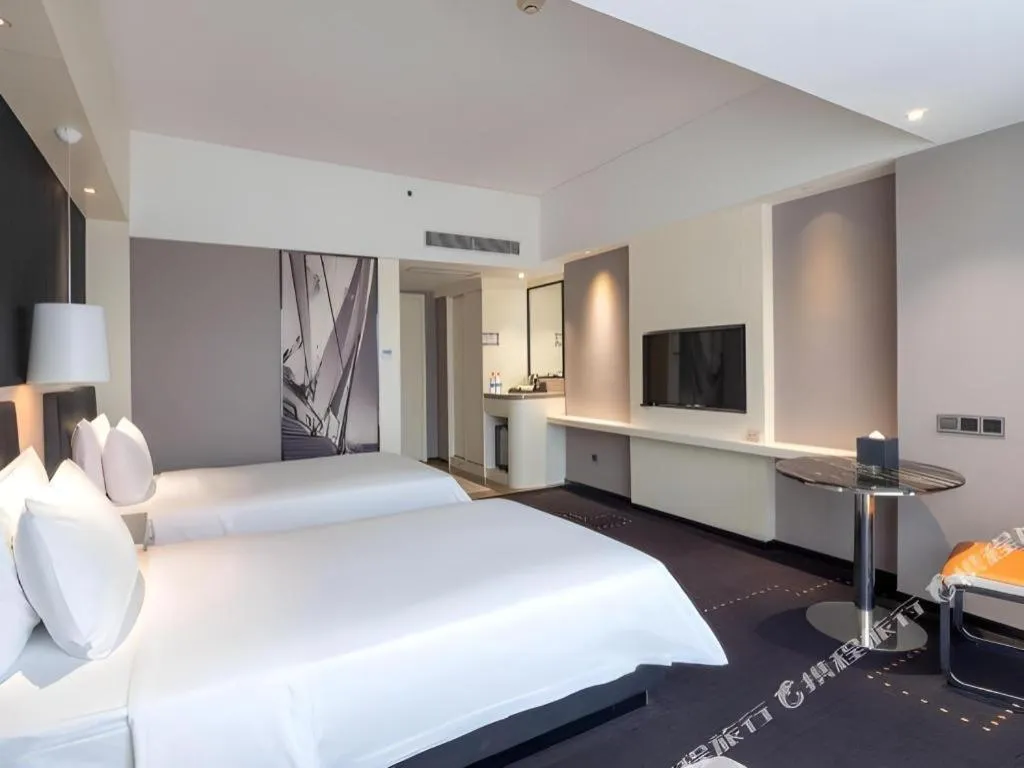 Bed in Aishang Hotel (Lecong Furniture Mall, Foshan)