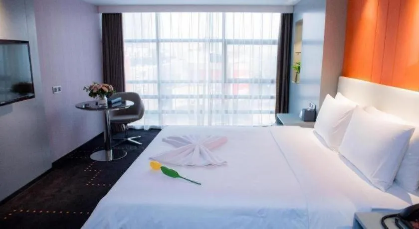 Bed in Aishang Hotel (Lecong Furniture Mall, Foshan)