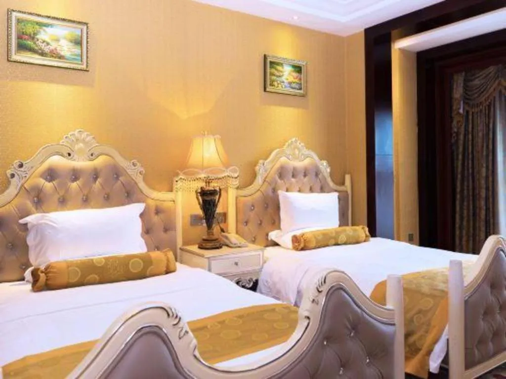 Bed in Taishan Bojue Hotel