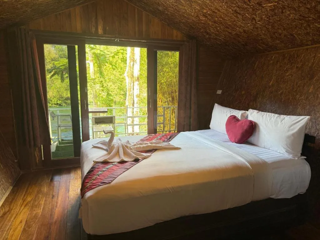 Bed in River View Resort At Chaewlan