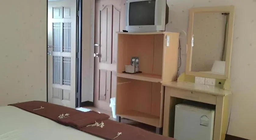 Bed in Ko Kut Ao Phrao Beach Resort