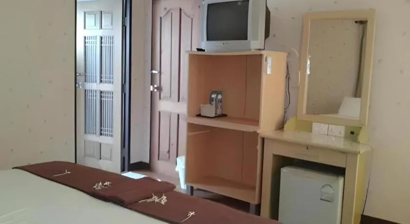 Bed in Ko Kut Ao Phrao Beach Resort