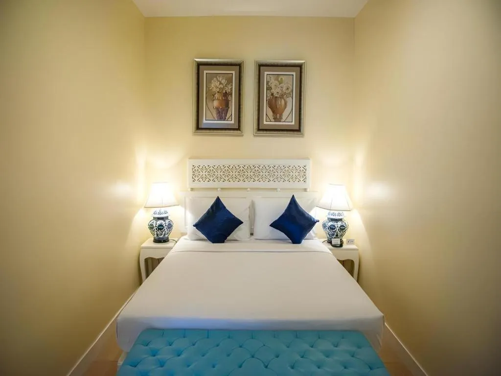 Bed in Lido Beach Hotel