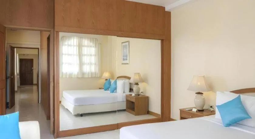 Bed in Lido Beach Hotel