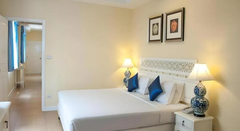 Bed in Lido Beach Hotel