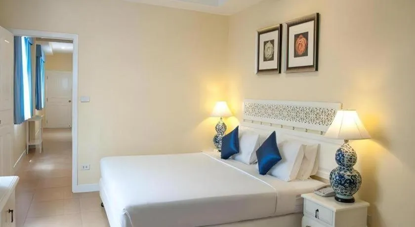 Bed in Lido Beach Hotel