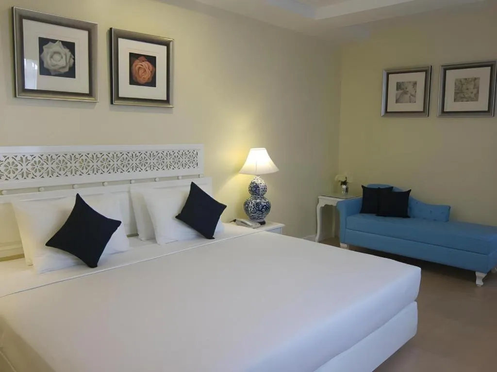 Bed in Lido Beach Hotel