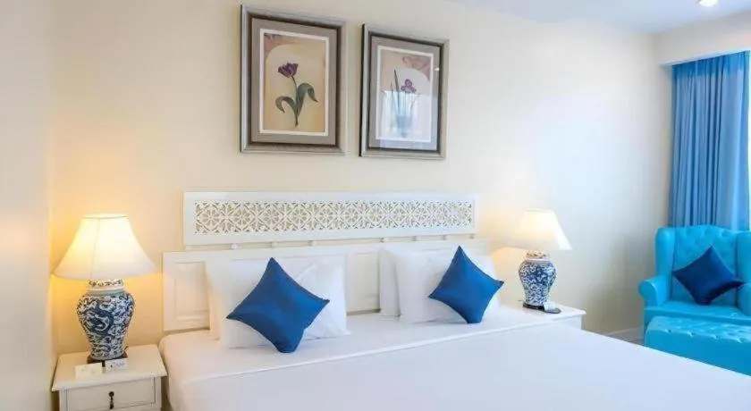 Bed in Lido Beach Hotel