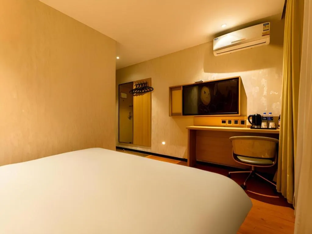 Bed in IU Hotel Tianjin Xiqing Zhong Bei Zhen Branch