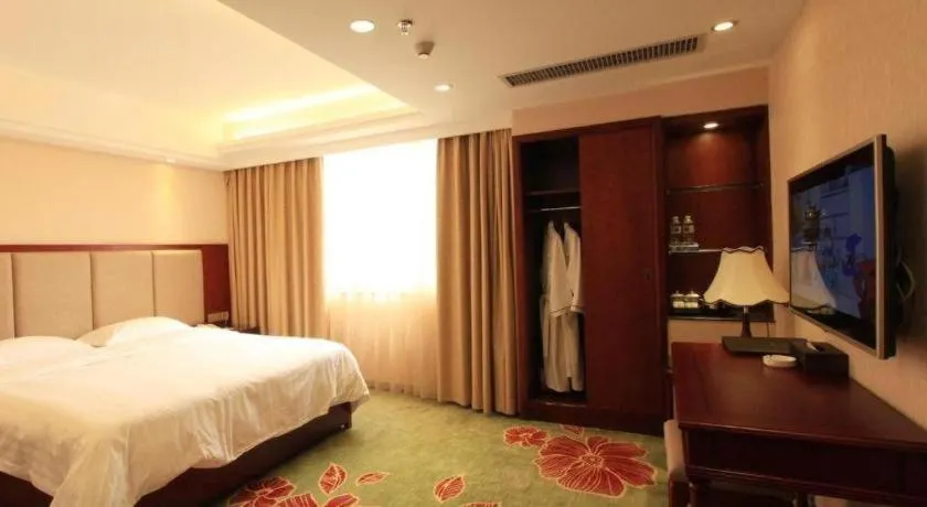 Bed in Gui Feng Hotel