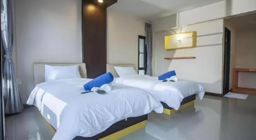 Bed in Phuphayot Resort