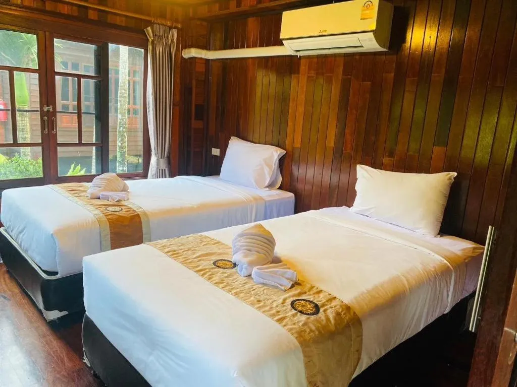 Bed in Phuphayot Resort