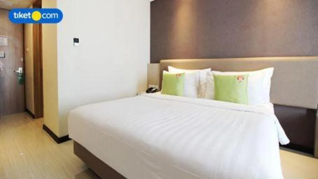 Bed in Hotel Dafam Pacific Caesar