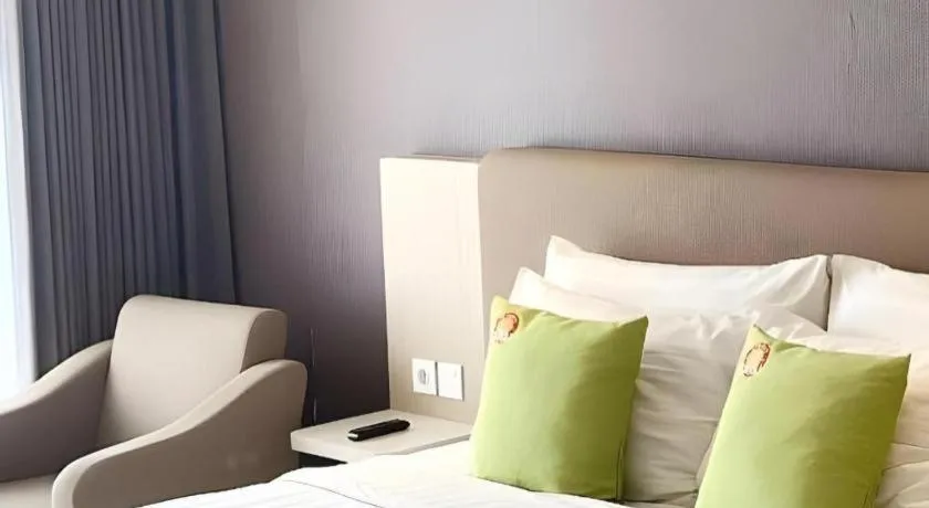 Bed in Hotel Dafam Pacific Caesar