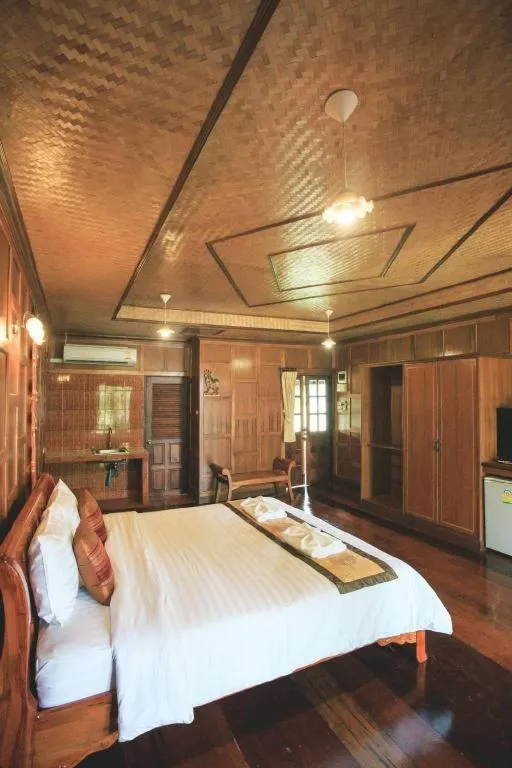 Bed in Baan Baitan Resort