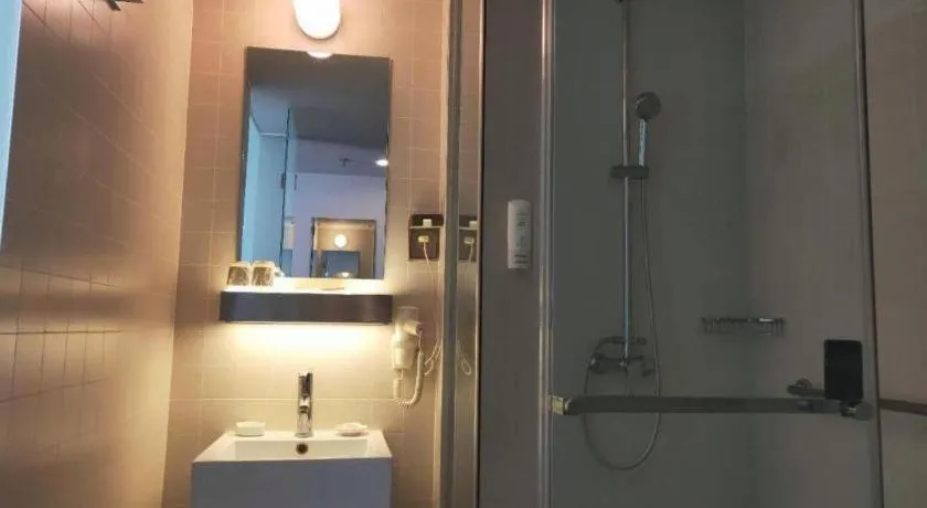 Jinjiang Inn Select Shenyang Tawan Xingshun Night Market Metro Station