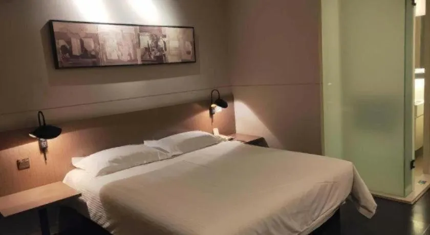 Bed in Jinjiang Inn Select Shenyang Tawan Xingshun Night Market Metro Station