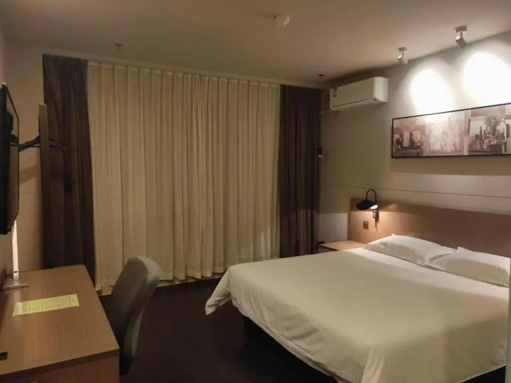 Bed in Jinjiang Inn Select Shenyang Tawan Xingshun Night Market Metro Station