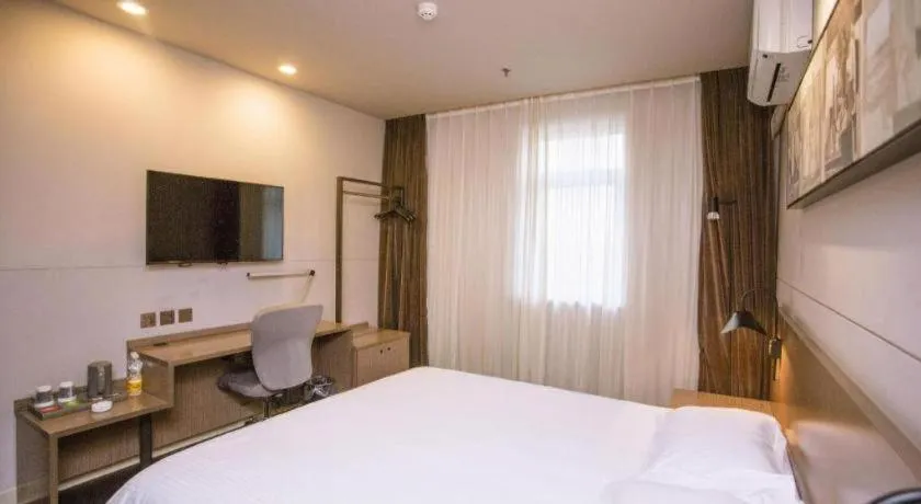 Bed in Jinjiang Inn Select Shenyang Tawan Xingshun Night Market Metro Station