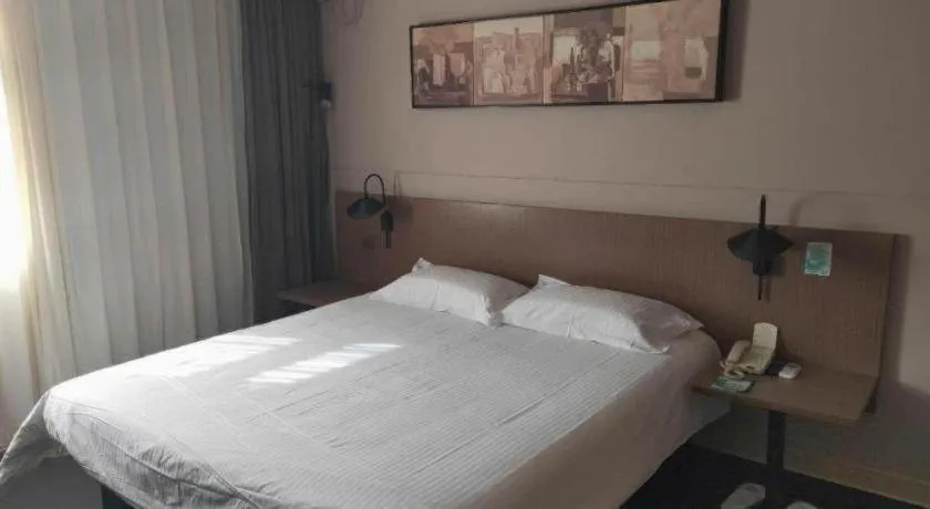 Bed in Jinjiang Inn Select Shenyang Tawan Xingshun Night Market Metro Station