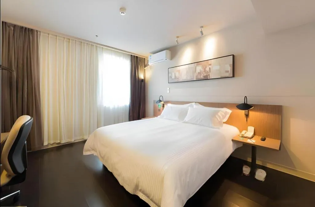 Bed in Jinjiang Inn Select Shenyang Tawan Xingshun Night Market Metro Station