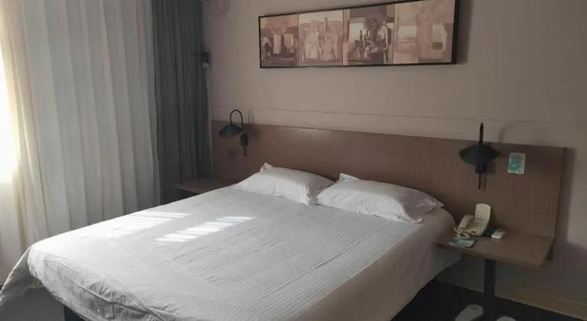 Bed in Jinjiang Inn Select Shenyang Tawan Xingshun Night Market Metro Station