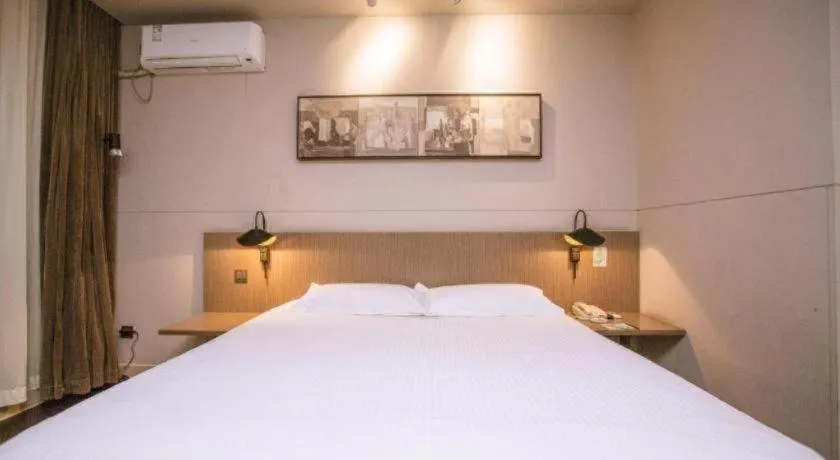 Bed in Jinjiang Inn Select Shenyang Tawan Xingshun Night Market Metro Station