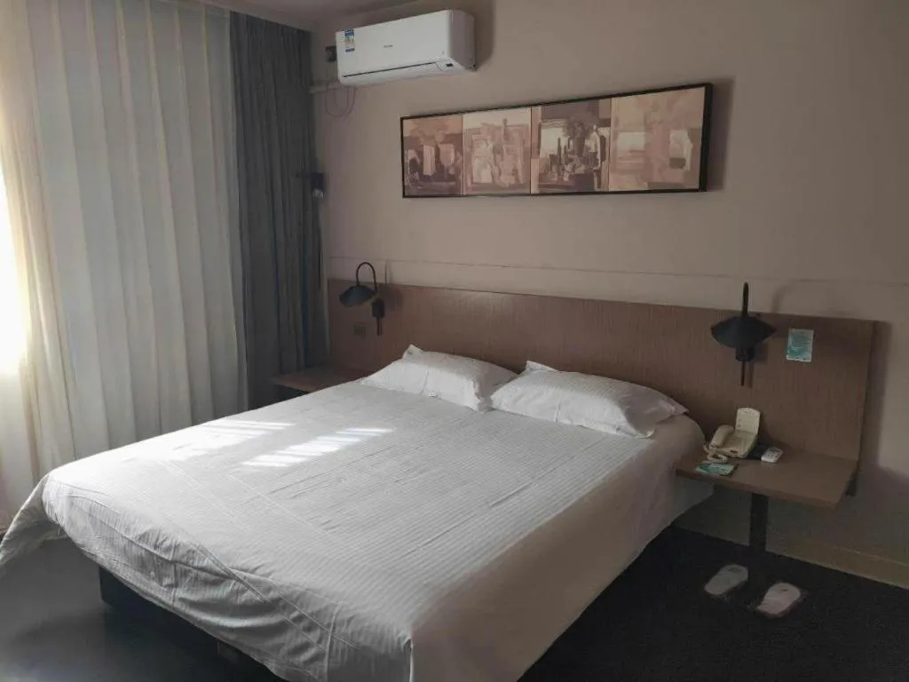 Bed in Jinjiang Inn Select Shenyang Tawan Xingshun Night Market Metro Station